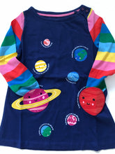 Load image into Gallery viewer, NWOT Mini Boden Appliqué Planet Pocket Tunic