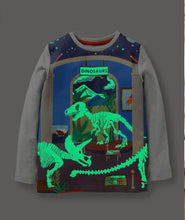 Load image into Gallery viewer, NWT Mini Boden Glowing Scene T-shirt